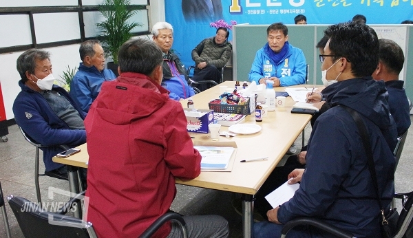 쓰레기매립장 반입 결산반대투쟁위원회가 전춘성 후보 캠프와 이충국 후보 캠프를 방문, 후보자들을 만났다.
