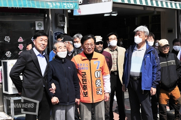출정식에 앞서 이충국 후보가 김현철, 송상모 전 무소속 예비후보들과 함께 기념사진을 찍고 있다.