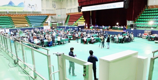 제21대 국회의원 선거와 진안군수 재선거 개표가 문예체육관에서 진행됐다.
