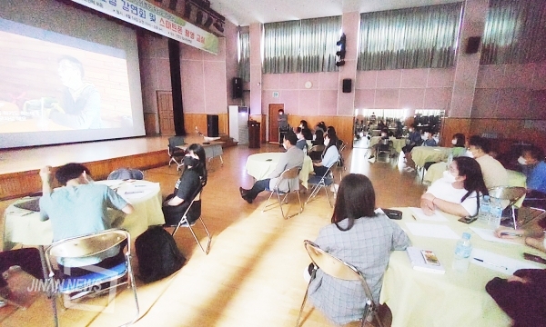 참가자들이 이영광기자 다큐멘터리를 보고 있다.