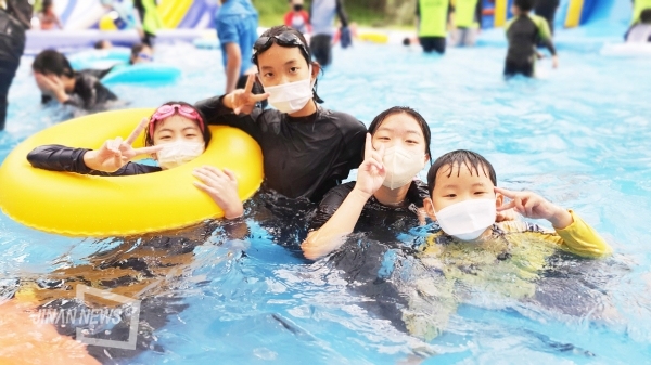 청소년수련관에서 마련했던 물축제에 진안군 아동·청소년들이 즐거운 물놀이 중이다.