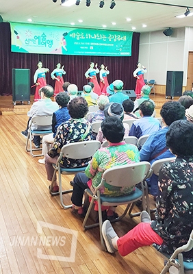 추석을 앞둔 7일, 노인복지관에서는 신나는예술여행사업으로 평양아리랑 예술단의 공연이 마련됐다.