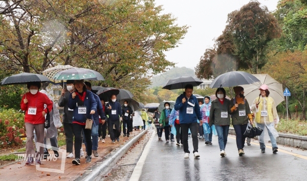 지난 9일 열렸던 걷기대회 참가자들이 사양제 옆 도로를 지나고 있다.