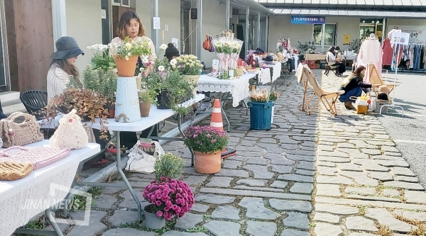 진안군마을만들기센터 카페 '사계'가 주관하는 달장이 매월 마지막 수요일에 펼쳐진다.
