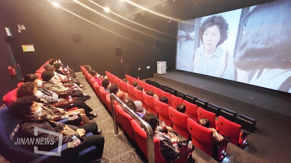 지난 27일 치매안심센터가 마련한 치매예방 영화 '카시오페아'를 관람 전, '치매 파트너' 홍보영상을 보고 있다.