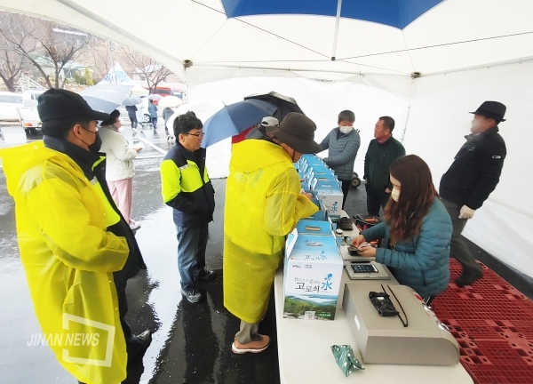 진안고원 운장산 고로쇠 축제에 참가한 관광객들이 고로쇠를 구입하고 있다.