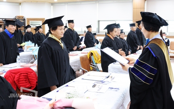 지난달 28일 정천면행정복지센터에서 제7기 찾아가는 노인대학 졸업식이 열렸다.