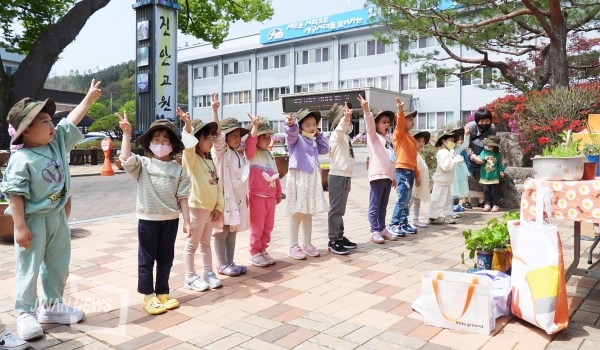 사랑어린이집 원아들이 탄소중립 캠페인 노래에 맞춰 율동을 하고 있다.