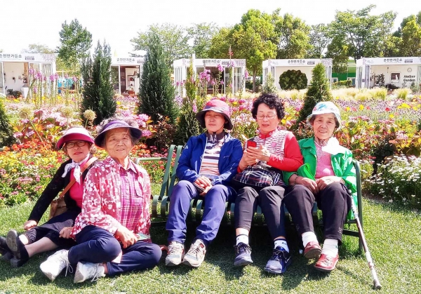 순천 꽃 박람회에 가서 함께 단체사진을 찍었다.