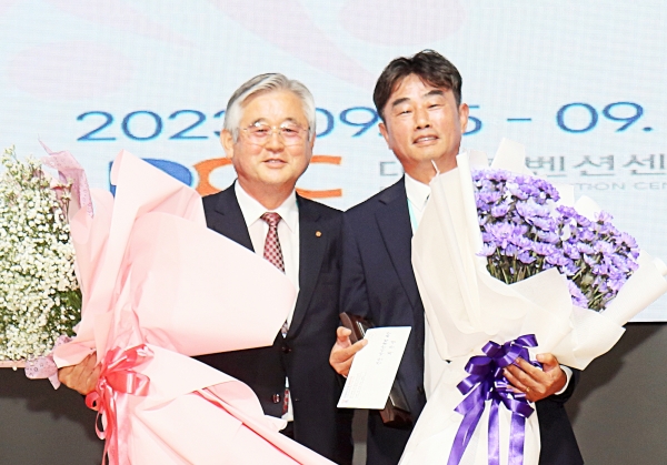 특별봉사대상을 수상한 최용성 회장(사진 오른쪽).