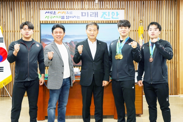 진안군청 역도팀이 전국체육대회에서 금메달 3개, 동메달 1개를 획득했다.