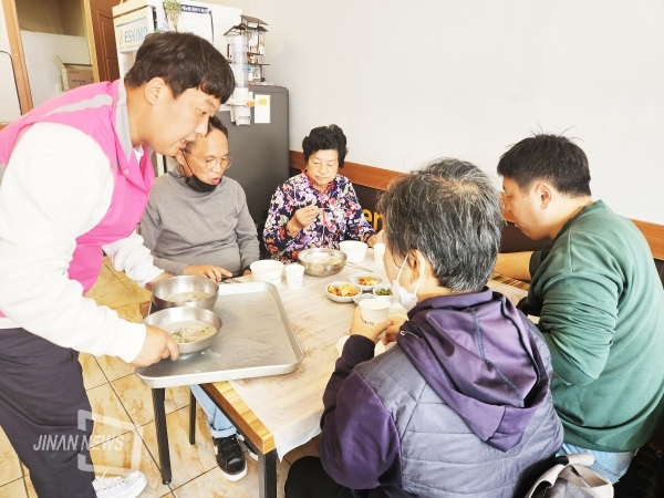 김형삼 회장이 어르신들에게 국밥을 나눠주고 있다.