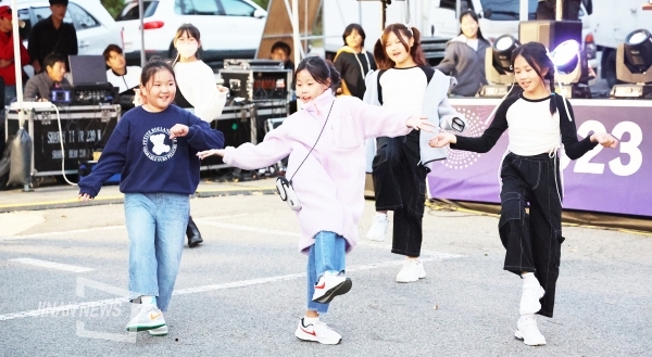 지난 20일 만남의 광장에서 열린 청소년문화축제에 학생들이 참여해 춤을 추고 있다.