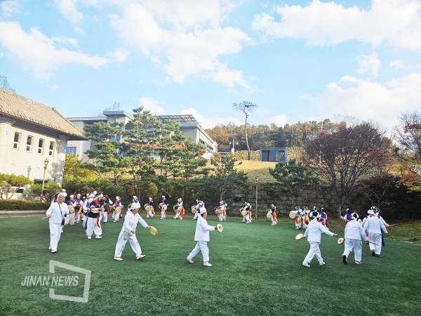 진안예술제에 앞서 국악협회 회원들이 길놀이 공연을 펼치고 있다.