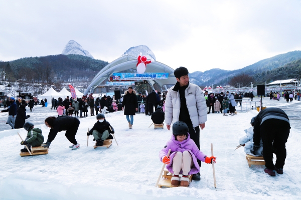 지난 12월 23일과 24일, 2023마이산 겨울동화축제가 열렸다.